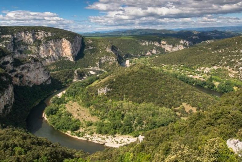 Le Serre de la Tour sur la route des Gorges